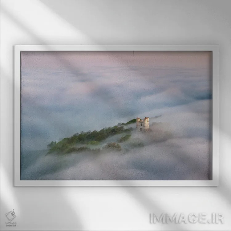 تابلو قلعه در ابرها اثر آدام برتون - نمای قابدار سفید