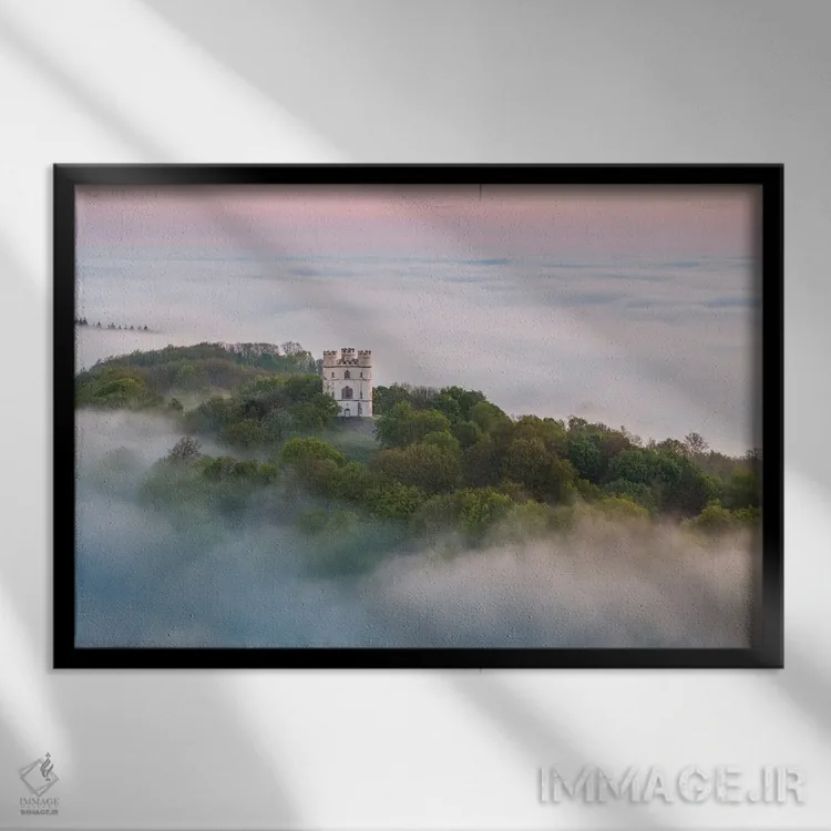 تابلو قلعه در آسمان (ارجاع به انیمه یا تخیل) اثر آدام برتون - نمای قابدار مشکی