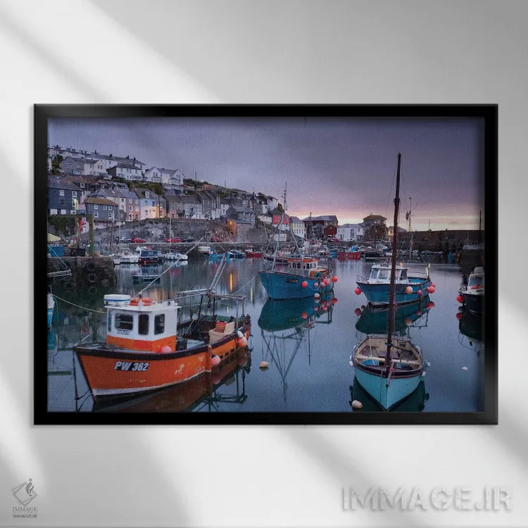 تابلو حال و هوای مِواگیسی (شهر ساحلی) اثر آدام برتون - نمای قابدار مشکی