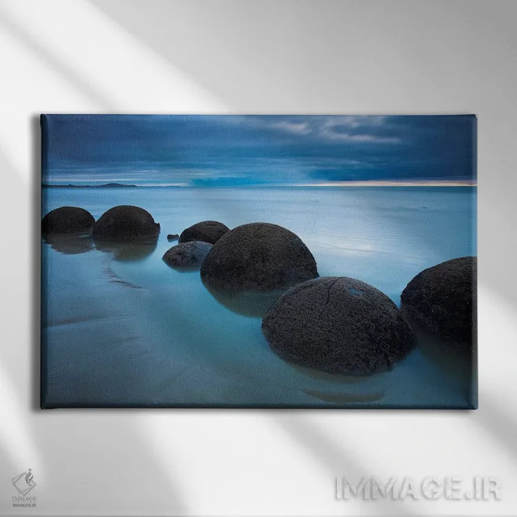 تابلو گوییهای آرای ته اورو (ارجاع به اسطورهشناسی مائوری) اثر آدام برتون - نمای روبهرو روی دیوار