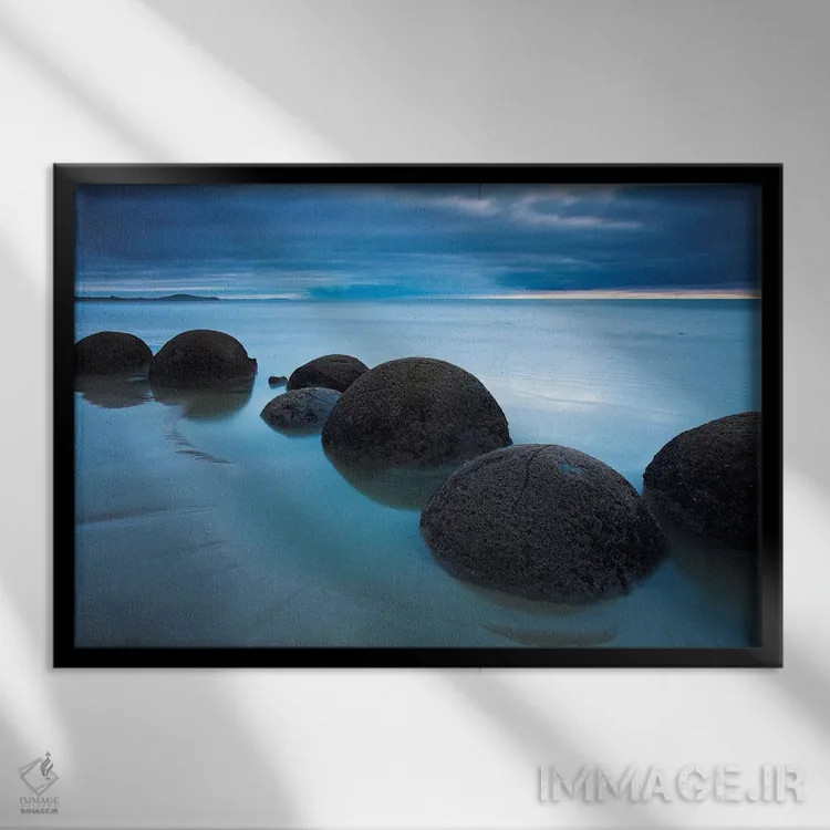 تابلو گوییهای آرای ته اورو (ارجاع به اسطورهشناسی مائوری) اثر آدام برتون - نمای قابدار مشکی