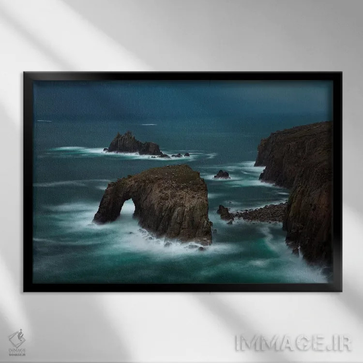 تابلو صخرهٔ اعصار اثر آدام برتون - نمای قابدار مشکی