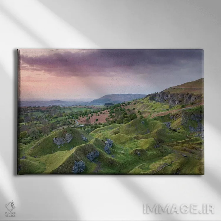 تابلو دامنهٔ شیبدار اثر آدام برتون - نمای روبهرو روی دیوار