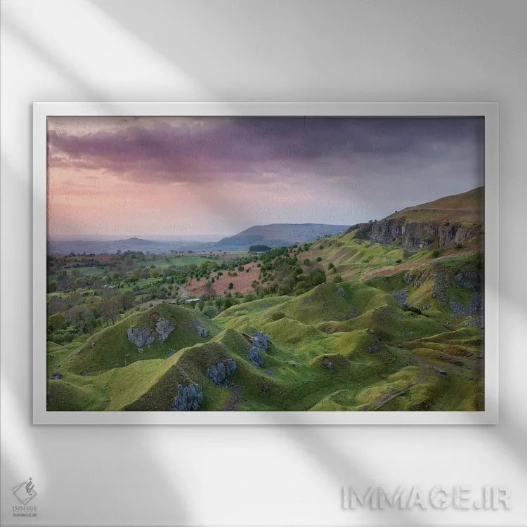 تابلو دامنهٔ شیبدار اثر آدام برتون - نمای قابدار سفید