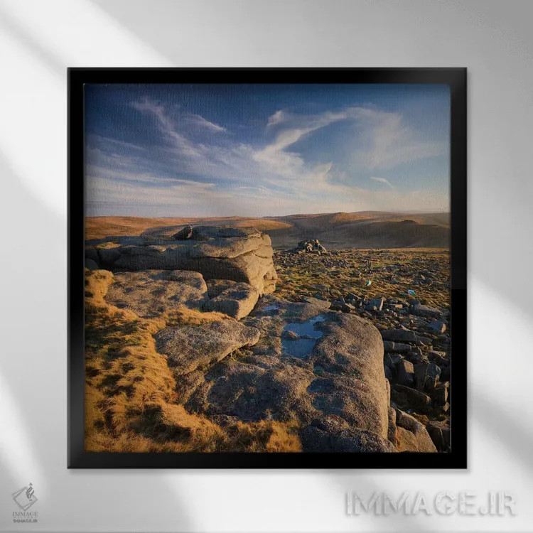 تابلو ساعت طلایی اثر آدام برتون - نمای قابدار مشکی