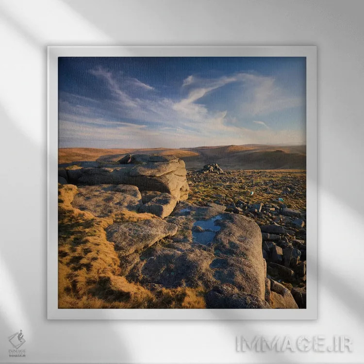 تابلو ساعت طلایی اثر آدام برتون - نمای قابدار سفید