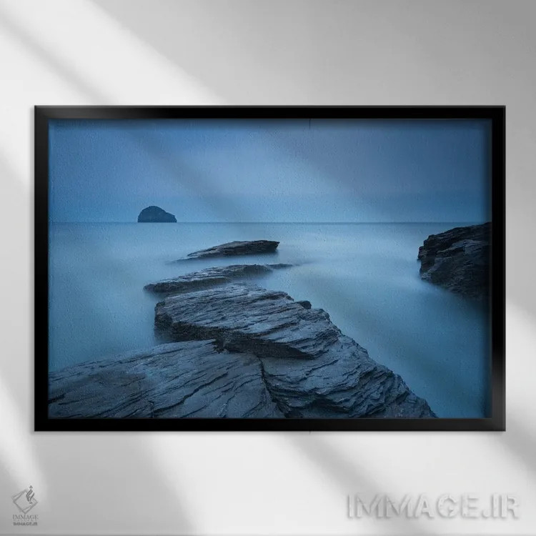 تابلو آبیهای ترباروث (ساحل در کورنوال) اثر آدام برتون - نمای قابدار مشکی