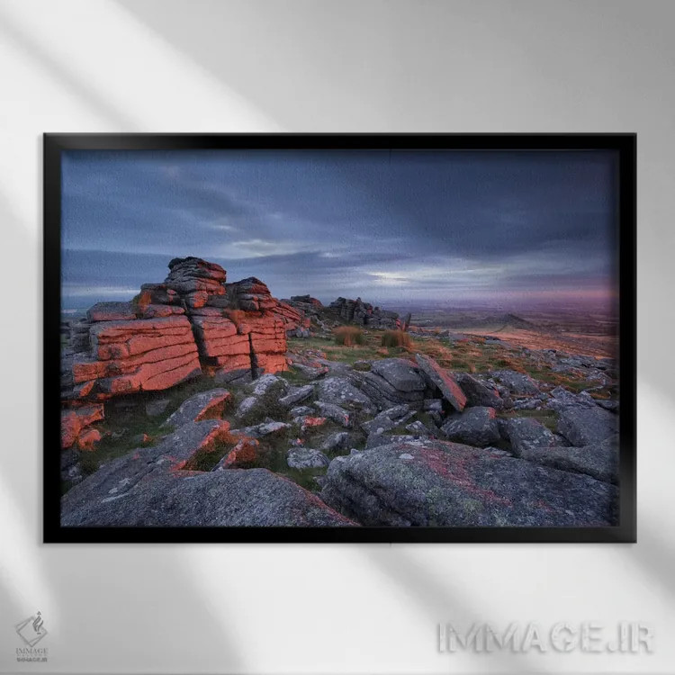 تابلو آتش بلاستون (روستا یا منطقه در دارتمور) اثر آدام برتون - نمای قابدار مشکی