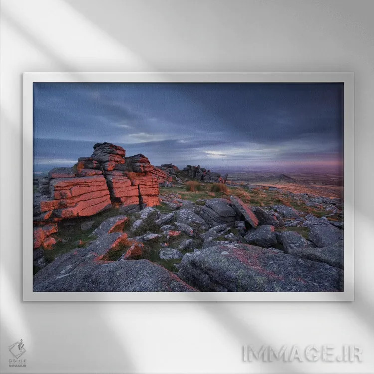 تابلو آتش بلاستون (روستا یا منطقه در دارتمور) اثر آدام برتون - نمای قابدار سفید