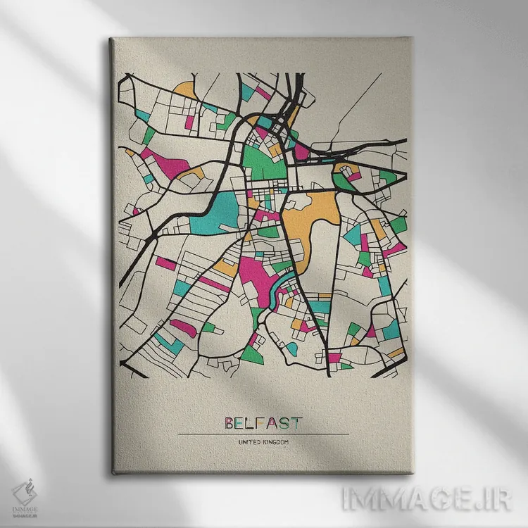 تابلو نقشه بلفاست، بریتانیا اثر آیشه دنیز آکِرمان - نمای روبهرو روی دیوار