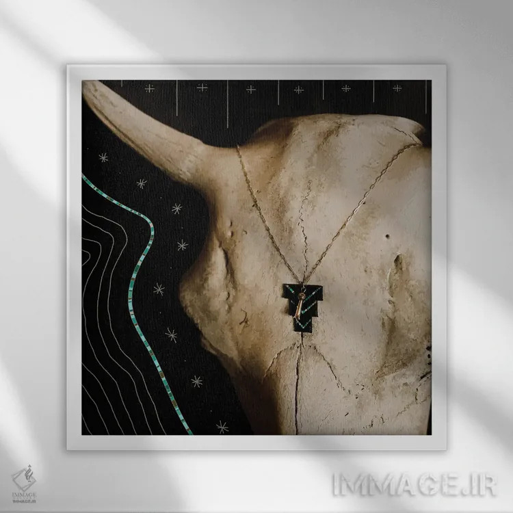 تابلو جمجمه بوفالو و فیروزهای اثر آلی فالکن - نمای قابدار سفید