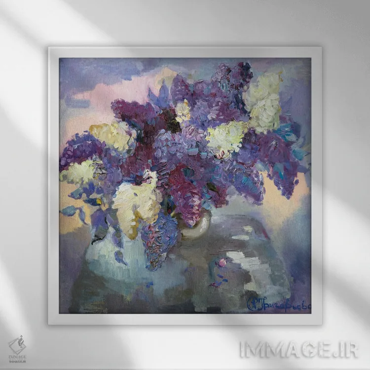 تابلو یاس بنفش در گلدان اثر آناستاسیا گریگوریوا - نمای قابدار سفید