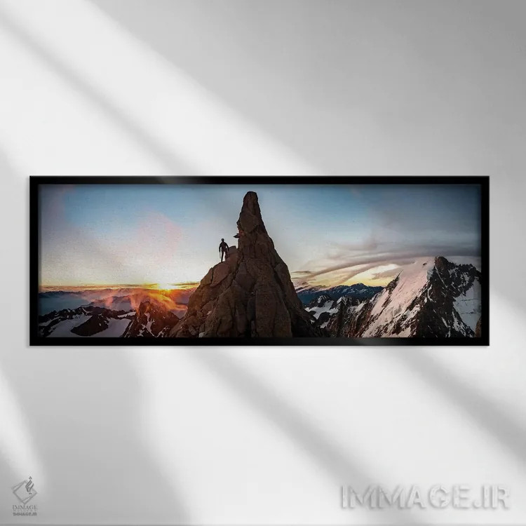 تابلو کوهنوردی هنگام طلوع در ایگوئی دو شاردونه، شامونی، فرانسه اثر الکس بیوس - نمای قابدار مشکی