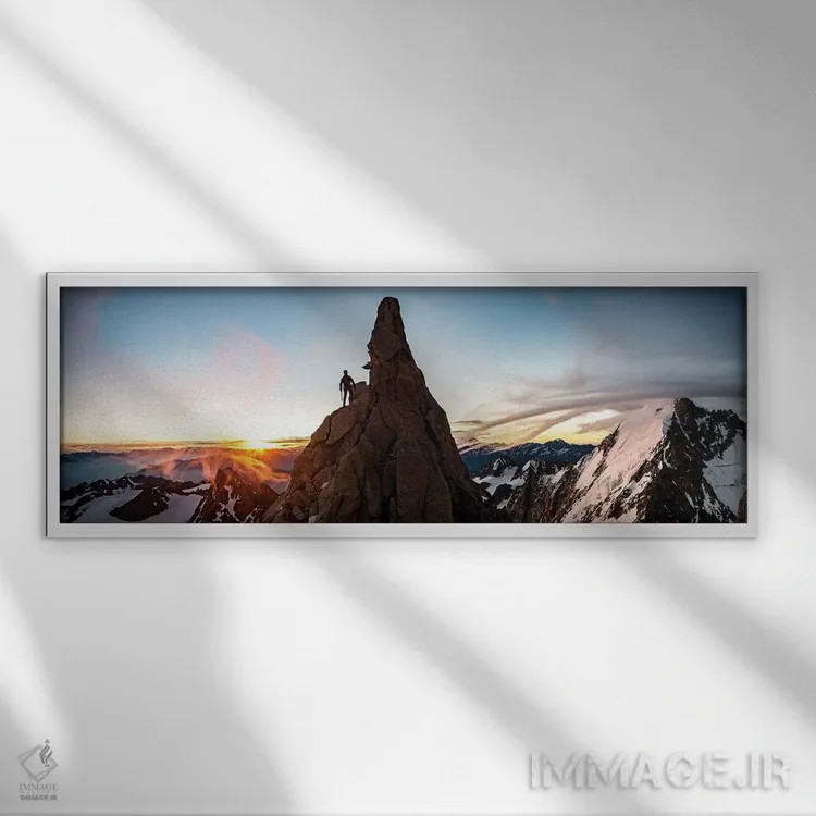 تابلو کوهنوردی هنگام طلوع در ایگوئی دو شاردونه، شامونی، فرانسه اثر الکس بیوس - نمای قابدار سفید