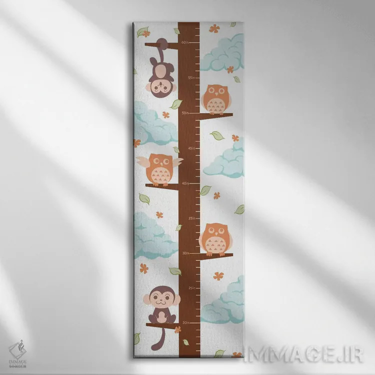 تابلو جدول رشد آویزان از شاخهٔ درخت (کودکانه) اثر فایو بای فایو کالکتیو - نمای روبهرو روی دیوار