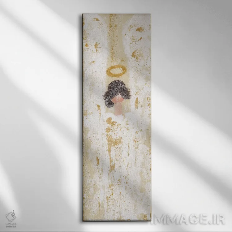تابلو فرشتهٔ طلایی کرمرنگ اثر اشلی بردلی - نمای روبهرو روی دیوار