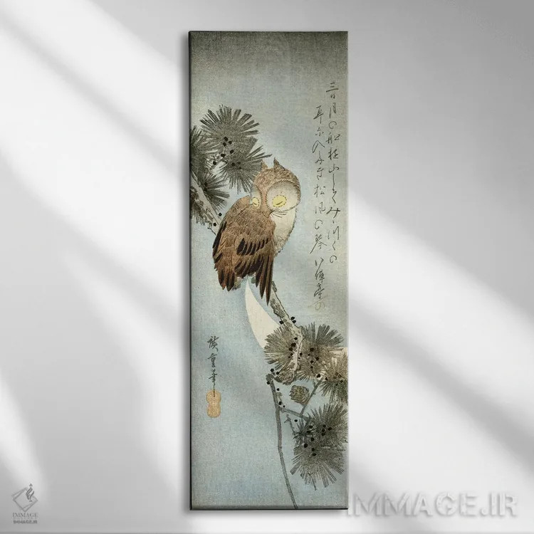 تابلو ماه هلال و جغدی نشسته بر شاخههای کاج اثر اوتاگاوا هیروشگه (نقاش و چاپگر ژاپنی اوکییو-ئه) - نمای روبهرو روی دیوار