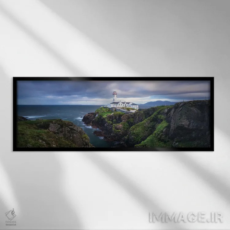 تابلو پانوراما از فانوس دریایی فناد هد در ایرلند اثر دنیل گاستاگر - نمای قابدار مشکی