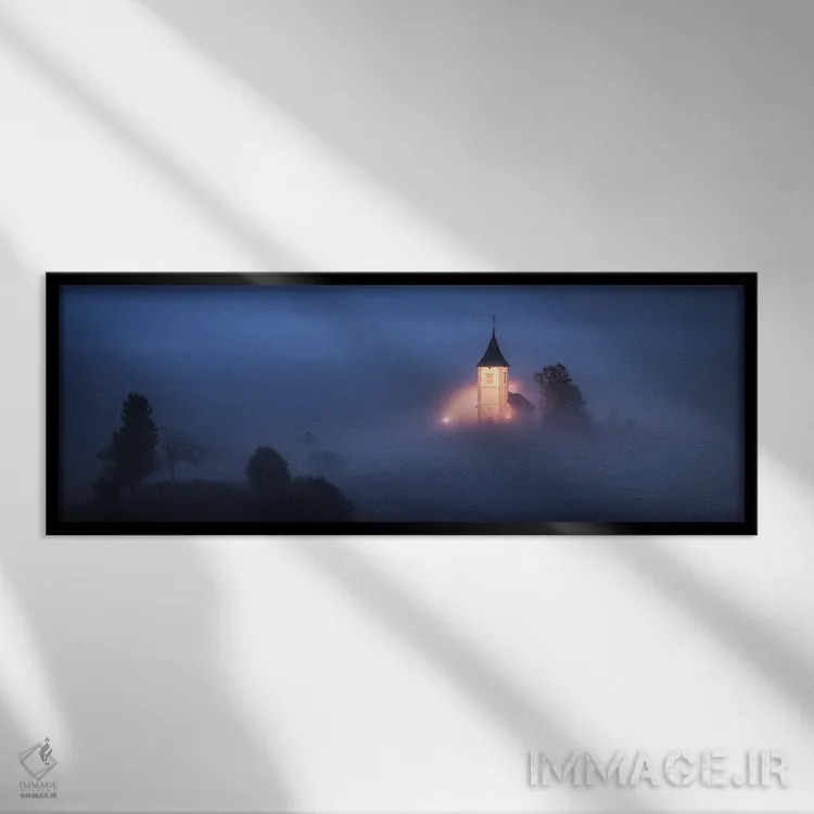 تابلو ساعت آبی و مهآلود در کلیسایی در اسلوونی اثر دنیل گاستاگر - نمای قابدار مشکی