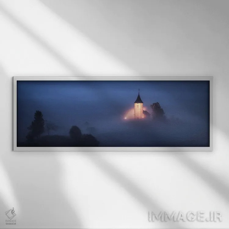 تابلو ساعت آبی و مهآلود در کلیسایی در اسلوونی اثر دنیل گاستاگر - نمای قابدار سفید