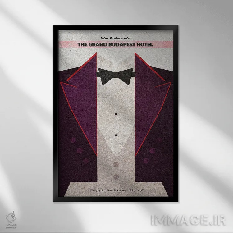 تابلو هتل بزرگ بوداپست (فیلم) اثر آیشه دنیز آکِرمان - نمای قابدار مشکی