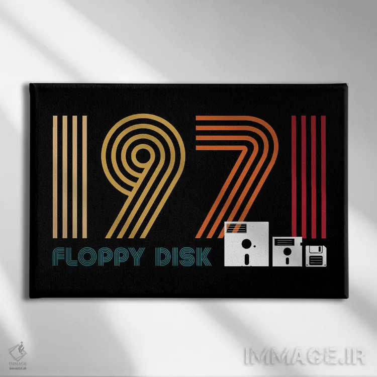 تابلو دیسک فلاپی ۱۹۷۱ (نوستالژی تکنولوژی) اثر آنتونیو کامارنا - نمای روبهرو روی دیوار