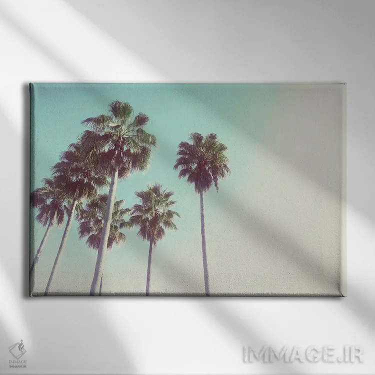 تابلو نخلها در برابر آسمان غروب اثر آکوستا - نمای روبهرو روی دیوار