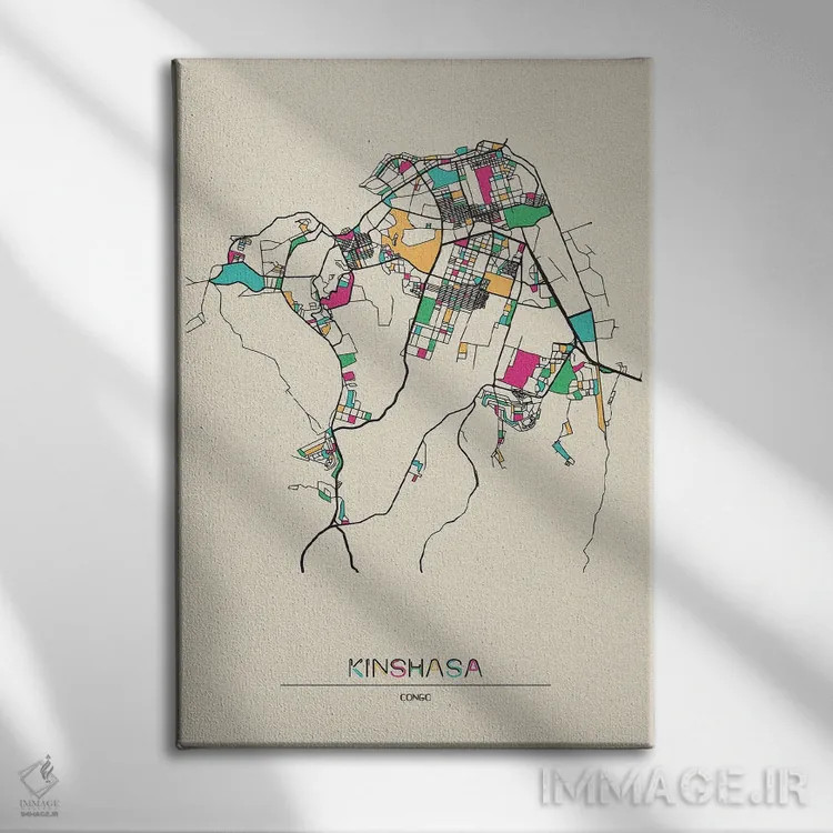تابلو نقشهٔ کینشاسا، جمهوری دموکراتیک کنگو اثر آیشه دنیز آکِرمان - نمای روبهرو روی دیوار