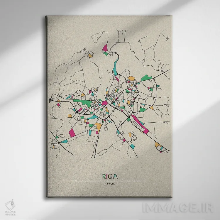 تابلو نقشهٔ ریگا، لتونی اثر آیشه دنیز آکِرمان - نمای روبهرو روی دیوار