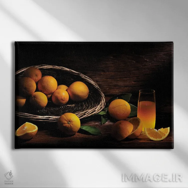 تابلو پرتقال با آبمیوه روی میز چوبی اثر آلساندرو دلا توره - نمای روبهرو روی دیوار