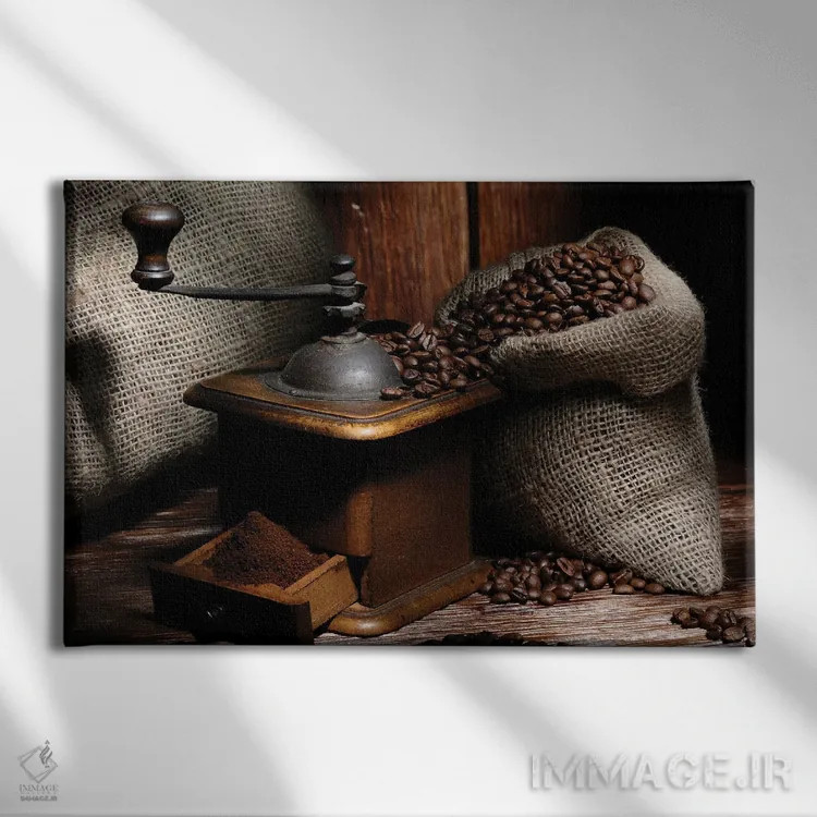 تابلو آسیاب قهوه با دانهها روی میز چوبی اثر آلساندرو دلا توره - نمای روبهرو روی دیوار