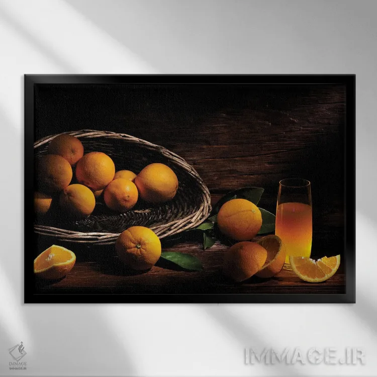 تابلو پرتقال با آبمیوه روی میز چوبی اثر آلساندرو دلا توره - نمای قابدار مشکی