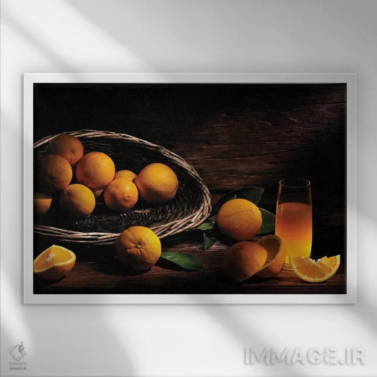 تابلو پرتقال با آبمیوه روی میز چوبی اثر آلساندرو دلا توره - نمای قابدار سفید