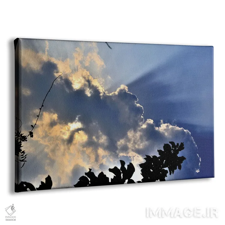 تابلو خورشید پنهانشده پشت ابرها در آسمان آبی، در روزی آفتابی در میلان، ایتالیا اثر آلساندرو دلا توره - نمای پرسپکتیو محصول