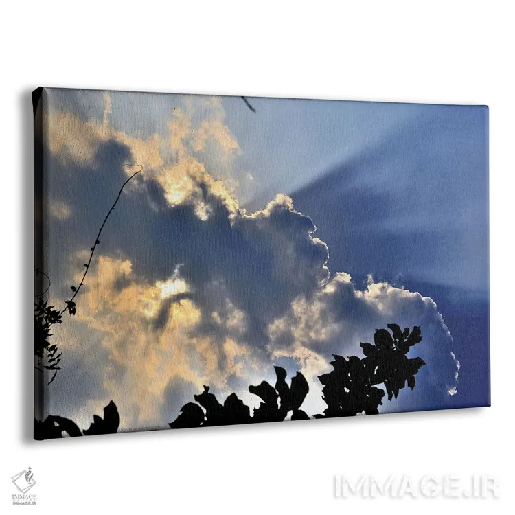 تابلو خورشید پنهانشده پشت ابرها در آسمان آبی، در روزی آفتابی در میلان، ایتالیا اثر آلساندرو دلا توره - نمای پرسپکتیو محصول