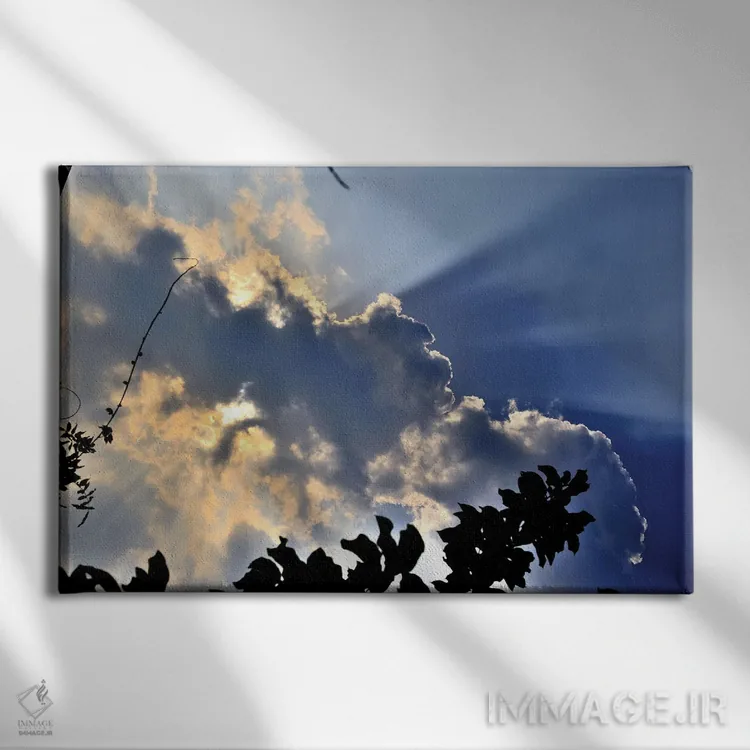 تابلو خورشید پنهانشده پشت ابرها در آسمان آبی، در روزی آفتابی در میلان، ایتالیا اثر آلساندرو دلا توره - نمای روبهرو روی دیوار