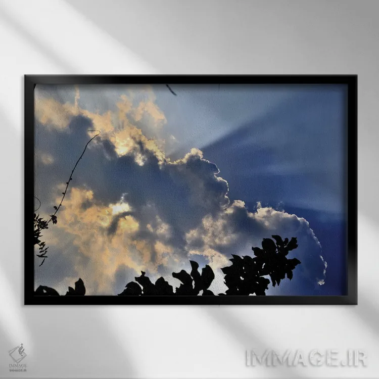 تابلو خورشید پنهانشده پشت ابرها در آسمان آبی، در روزی آفتابی در میلان، ایتالیا اثر آلساندرو دلا توره - نمای قابدار مشکی