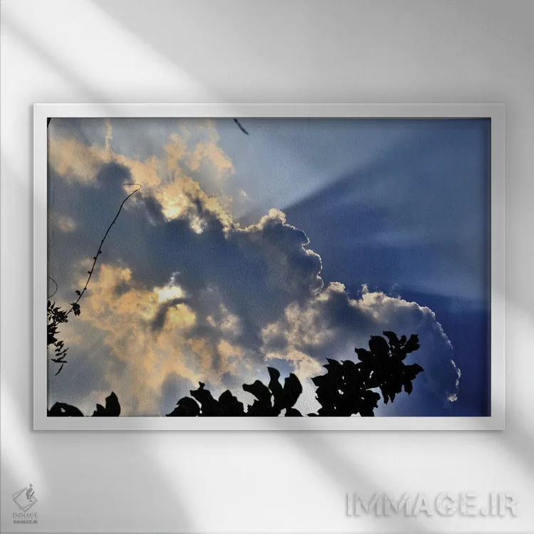 تابلو خورشید پنهانشده پشت ابرها در آسمان آبی، در روزی آفتابی در میلان، ایتالیا اثر آلساندرو دلا توره - نمای قابدار سفید