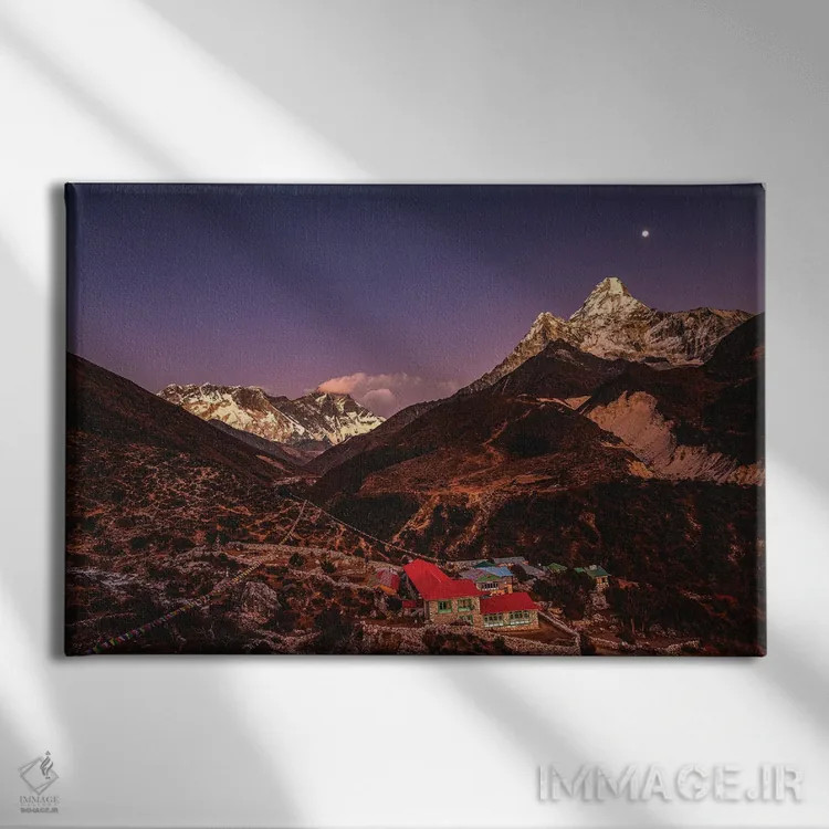 تابلو اورست و ماه در ساعت آبی هیمالیا نپال (قسمت چهارم) اثر الکس جی پرز - نمای روبهرو روی دیوار