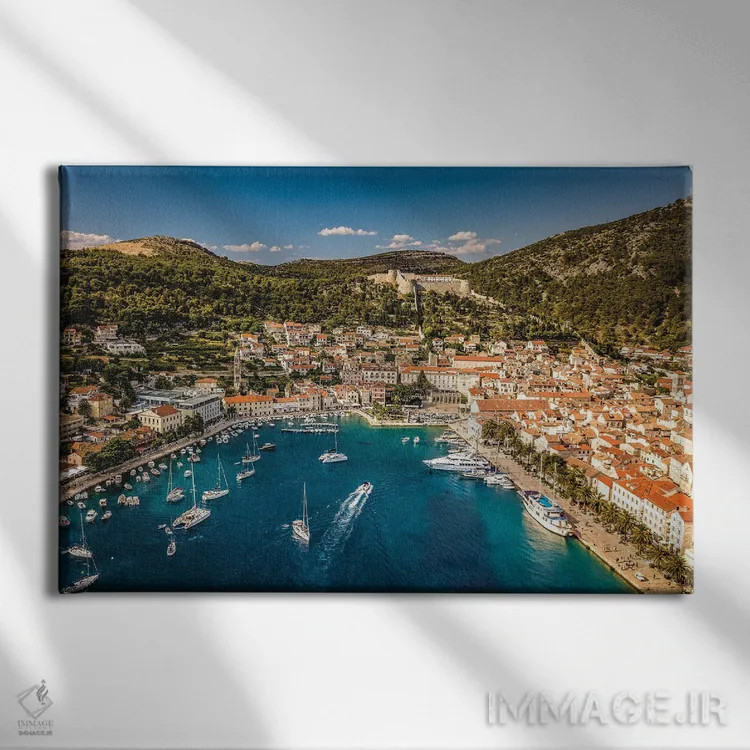 تابلو بندر هِوَار کرواسی اثر الکس جی پرز - نمای روبهرو روی دیوار