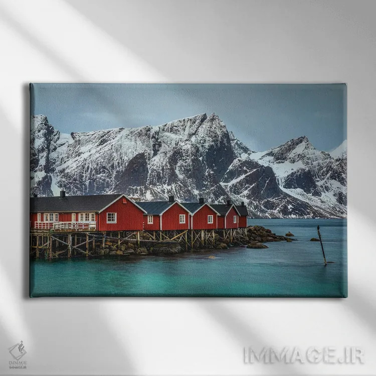 تابلو کلبه قرمز و کوه زیبای مجمعالجزایر لوفوتن نروژ (قسمت اول) اثر الکس جی پرز - نمای روبهرو روی دیوار