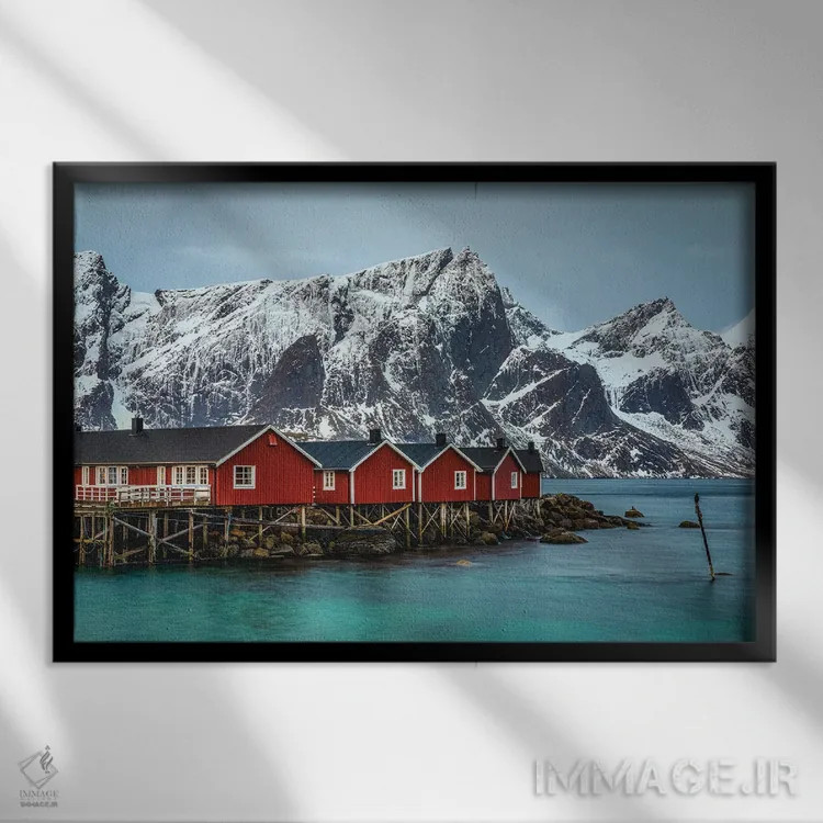 تابلو کلبه قرمز و کوه زیبای مجمعالجزایر لوفوتن نروژ (قسمت اول) اثر الکس جی پرز - نمای قابدار مشکی