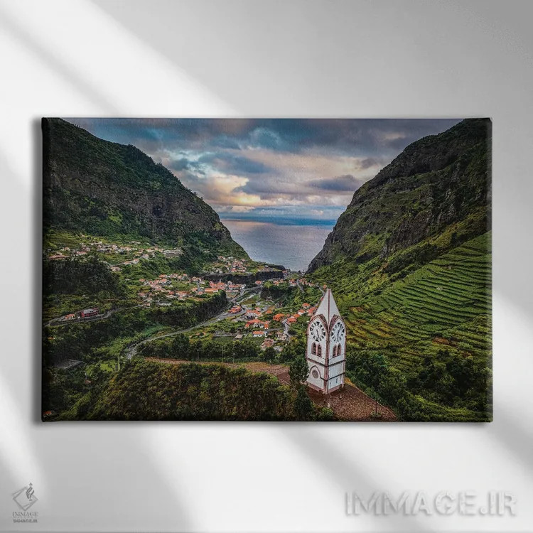تابلو مرکز شهر دره جزیره مادیرا پرتغال اثر الکس جی پرز - نمای روبهرو روی دیوار