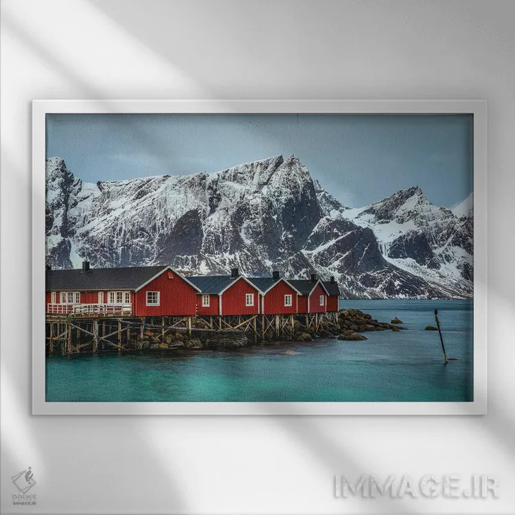 تابلو کلبه قرمز و کوه زیبای مجمعالجزایر لوفوتن نروژ (قسمت اول) اثر الکس جی پرز - نمای قابدار سفید
