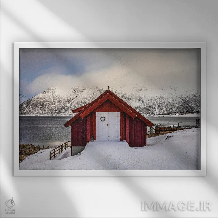 تابلو کلبه قرمز و کوه زیبای مجمعالجزایر لوفوتن نروژ (قسمت چهارم) اثر الکس جی پرز - نمای قابدار سفید