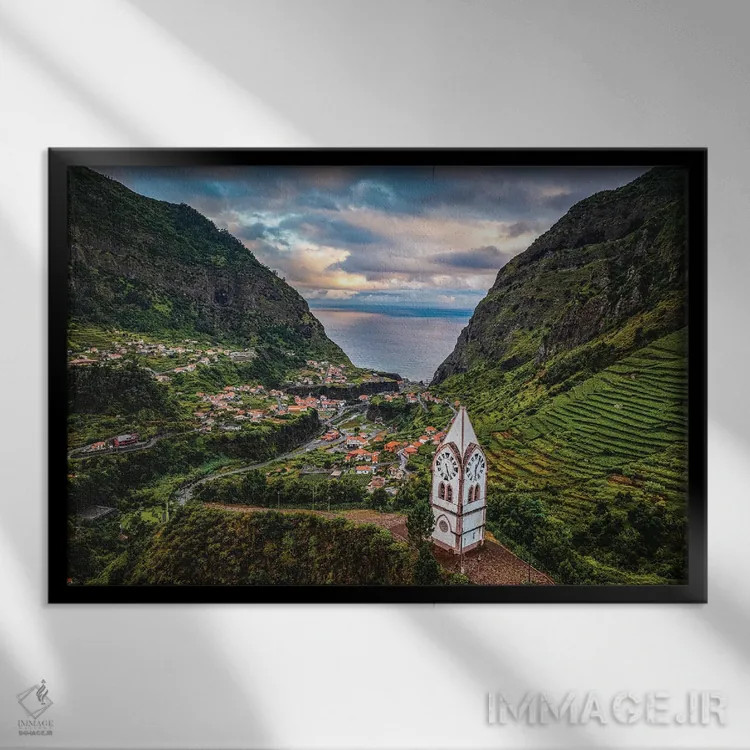 تابلو مرکز شهر دره جزیره مادیرا پرتغال اثر الکس جی پرز - نمای قابدار مشکی