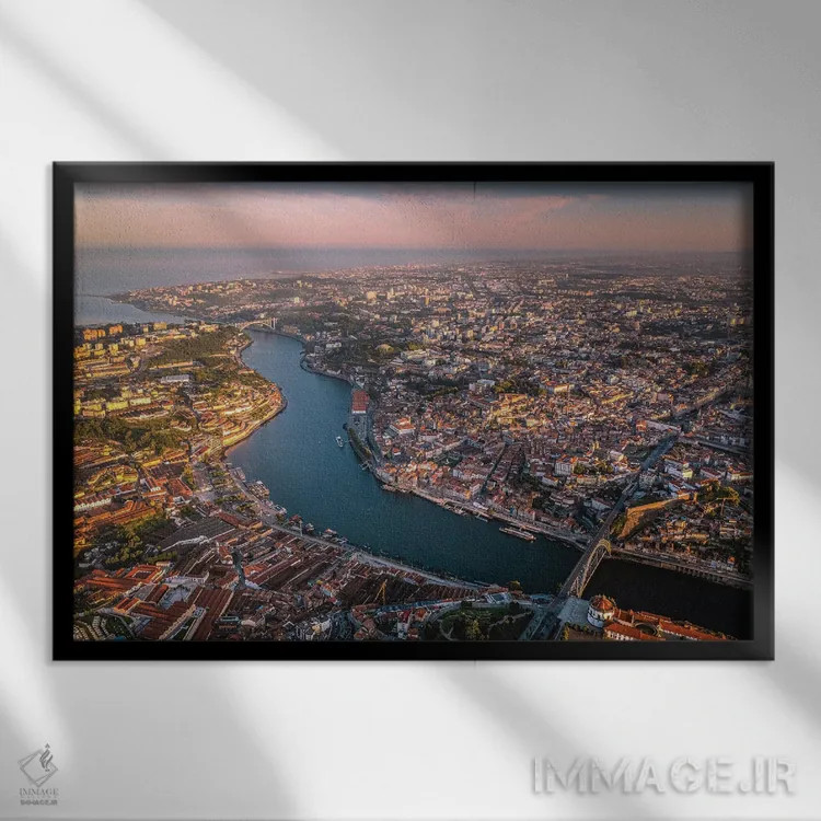 تابلو طلوع مرکز شهر پورتو پرتغال از بالا اثر الکس جی پرز - نمای قابدار مشکی