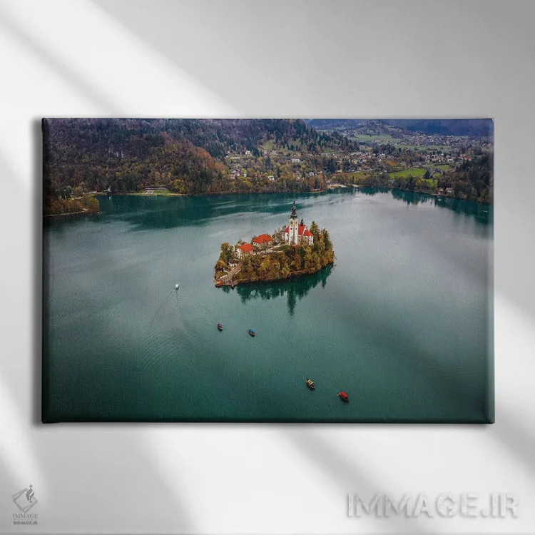 تابلو کلیسای جزیرهٔ دریاچه بلد اسلوونی اثر الکس جی پرز - نمای روبهرو روی دیوار
