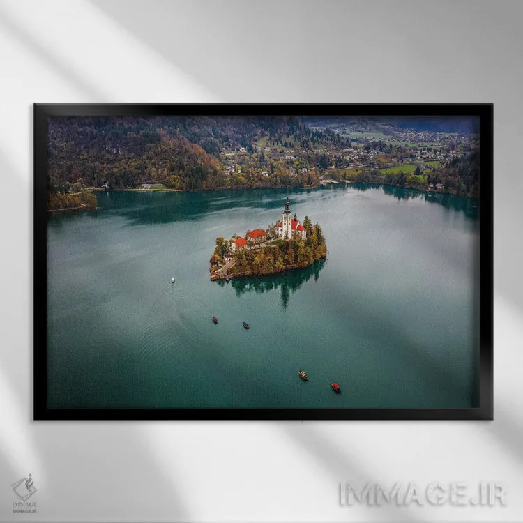 تابلو کلیسای جزیرهٔ دریاچه بلد اسلوونی اثر الکس جی پرز - نمای قابدار مشکی