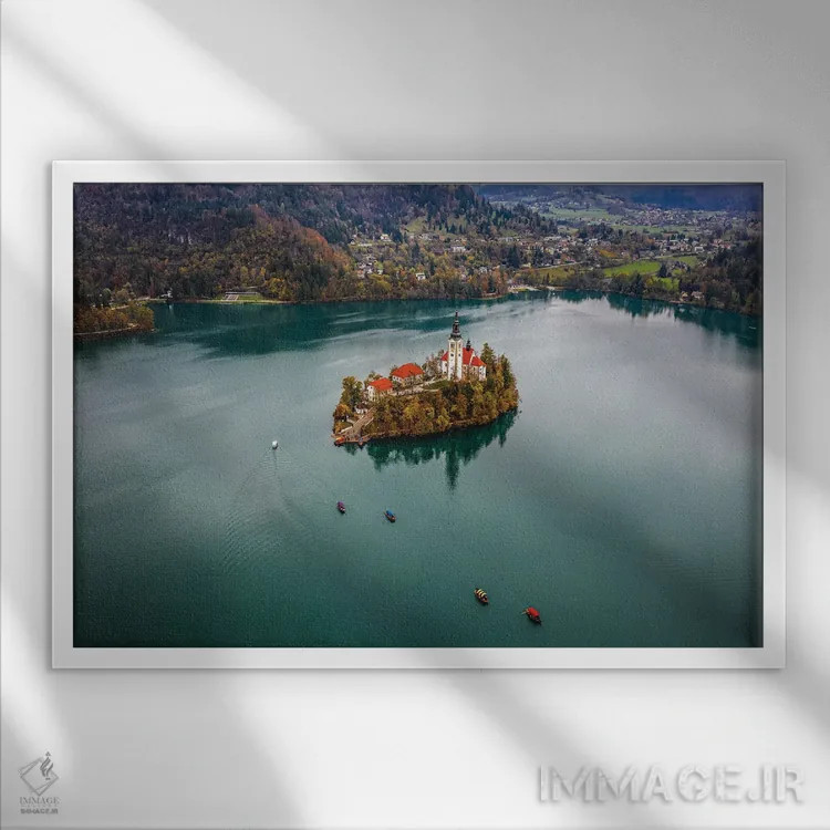 تابلو کلیسای جزیرهٔ دریاچه بلد اسلوونی اثر الکس جی پرز - نمای قابدار سفید